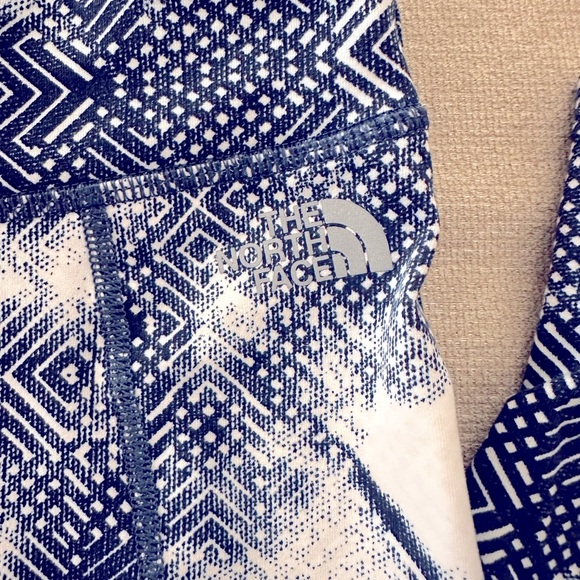 North Face Navy Print Cropped Knee Length Leggings Size Medium - Picture 2 of 3